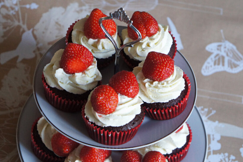 sommercupcakes med jordbær og flødeskum